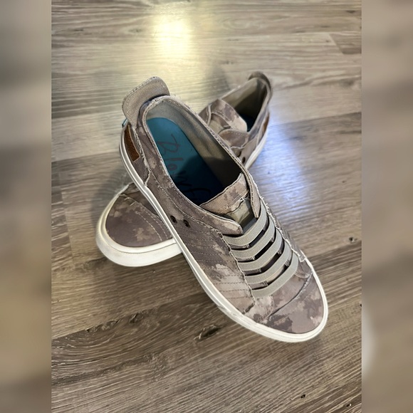 Women’s Blowfish Malibu Slip-On Sneakers - Size 8.5 - EUC Fall Wardrobe Shoes - Picture 1 of 5